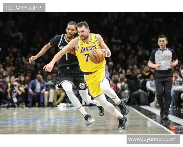 湖人对阵篮网精彩瞬间回顾图集展现比赛激烈氛围与球星风采